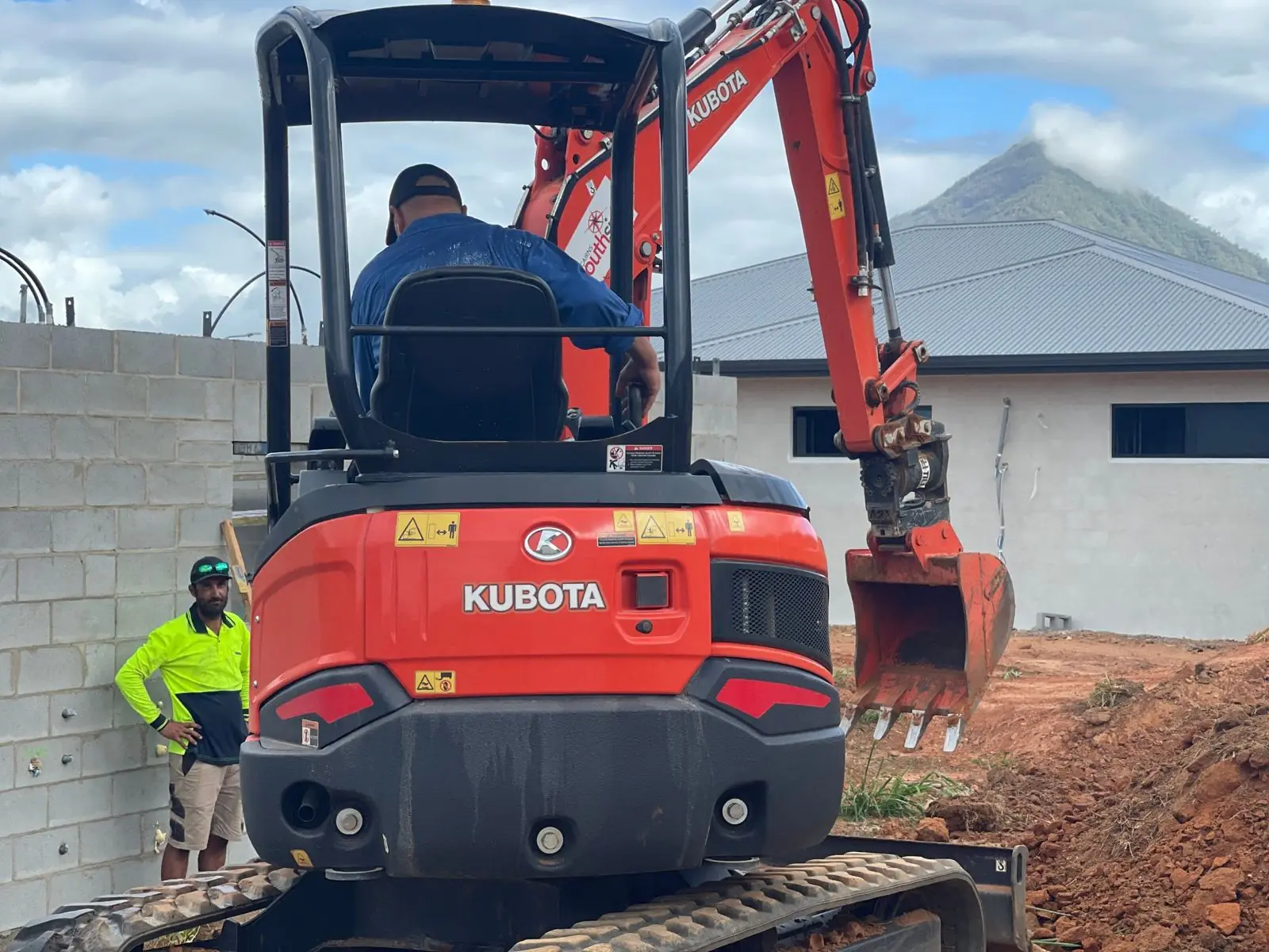 QuickDig crew with a Kubota excavator on a Cairns build site