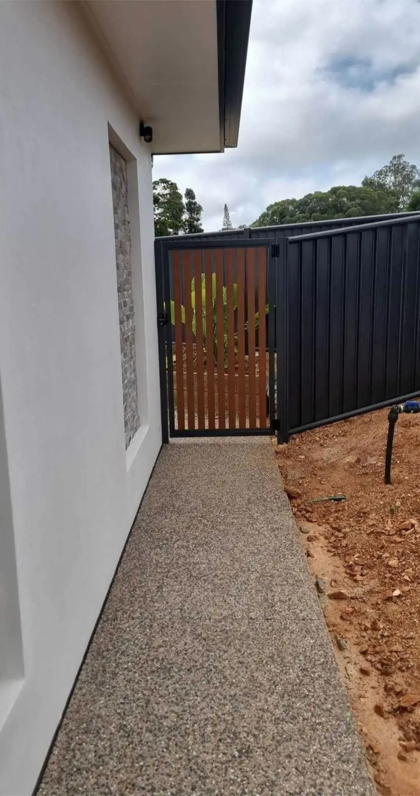 Side gate with vertical timber-look slats
