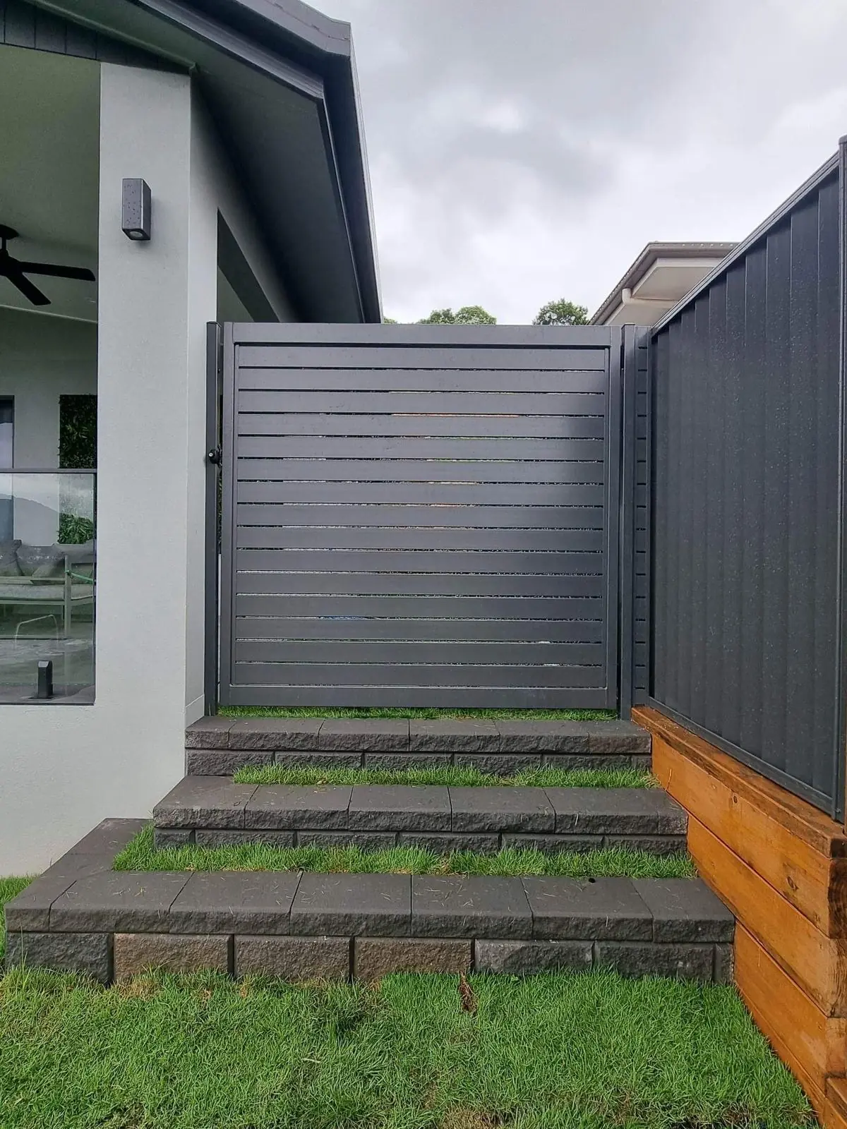 Aluminium slat gate