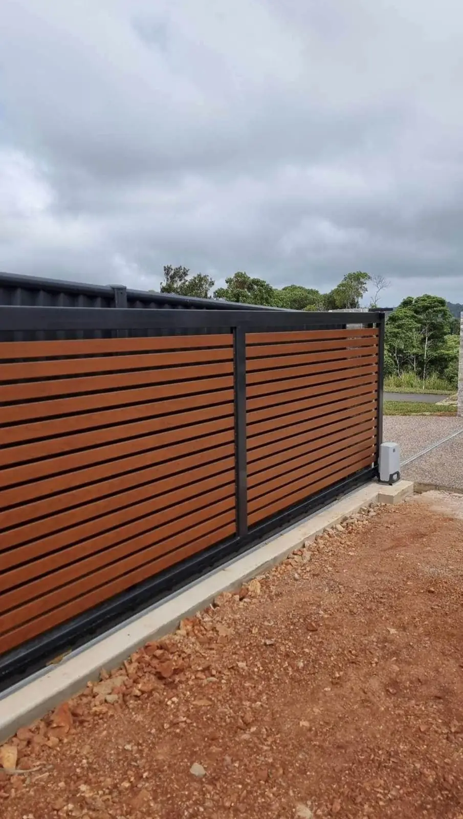 Motorised sliding gate with timber-look slats